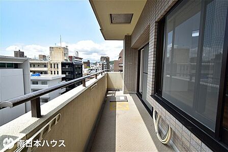 【バルコニー】リビングに面した南向きのバルコニーです!日当たり良好です♪