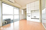 【洋室】5.3帖の洋室です！北西向きのバルコニーに面しています♪