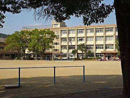 【鹿児島市立武小学校】は、武1丁目に位置する1937年創立の小学校です。令和3年度の生徒数は555人で、23クラスあります。校訓は「かしこく うつくしく たくましく」です。 500m