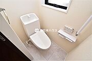 【トイレ同型写真】温水洗浄便座機能付きのトイレです！寒い日でも便座が温かく、あると嬉しい設備です♪