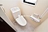 室内：【トイレ同型写真】温水洗浄便座機能付きのトイレです！寒い日でも便座が温かく、あると嬉しい設備です♪