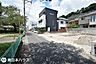 外観：【前面道路】南向きの前面道路幅は約4ｍです！交通量の少な道路！目の前公園で開放感があります♪