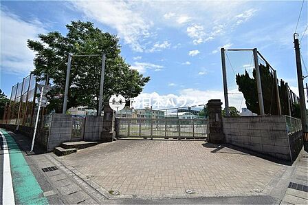 【鹿児島市立天保山中学校】は、下荒田2丁目に位置する1948年創立の中学校です。令和3年度の生徒数は397人で、14クラスあります。校訓は「自主・好学・友愛・健康」です。 540m