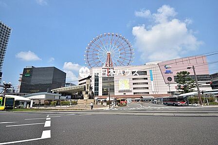 JR/鹿児島中央駅鹿児島中央駅は鹿児島市中央町にあるJR九州の駅です。市内のバス等の発着所となっているほか、路面電車の停留所もあり、鹿児島観光の拠点となっています。 540m