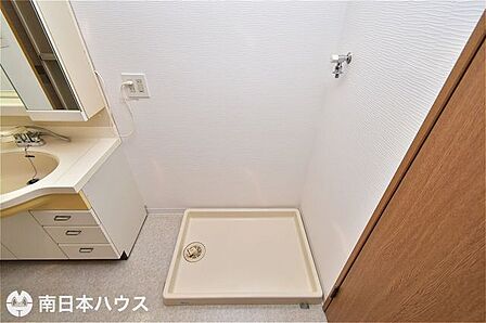 【洗濯機置き場】洗濯パン付きでもしもの水漏れの際に被害を軽減できます♪