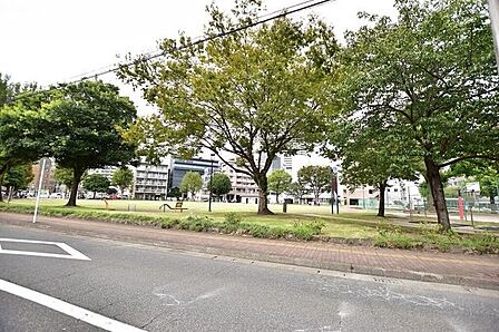 【共研公園】鹿児島市中央町にある公園ですテニスコート、広場、遊具あり 150m
