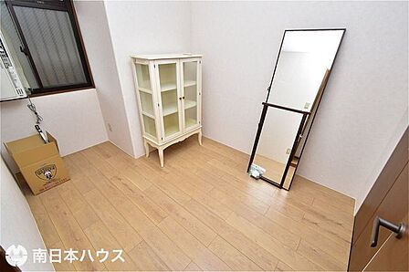 【洋室】室内程度良好です!全居室に収納を備えています♪