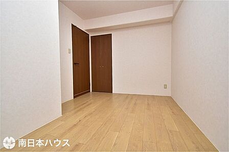 【洋室】室内程度良好です！照明も必要であれば設置したままお引き渡し可能です♪