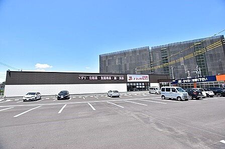 【ドラッグイレブン唐湊店】鹿児島市唐湊1丁目にあるドラッグストアです。営業時間 9:00~23:00取扱商品 医薬品、健康食品、健康食品、化粧品、日配食品、冷凍食品、米類、酒類、日用品 470m