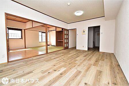 【リビング】12帖のリビングです!和室6帖と洋室6帖が隣接しています!