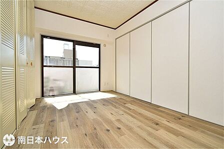 【洋室】洋室はクロス、床のリフォーム済み!全居室南西向きのお部屋になります♪