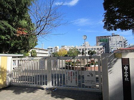 【鹿児島市立山下小学校】西千石町に位置する1878年創立の小学校です。令和3年度の生徒数は447人で、18クラスあります。校訓は「負けるな うそを言うな 弱い者をいじめるな」です。 550m