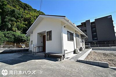 外観：西向き道路【敷地面積207.03m2(62.62坪)】駐車4台！即日ご内覧可能です♪