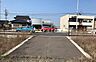 その他：北側国道へは高低差があるため、ここからは出入りが可能です。近隣にスーパーや病院、ドラグストアがあり日々の生活には困らない立地です。