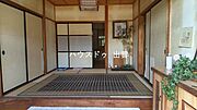 玄関です。広々していますのでゆったりした空間になっていますね。靴箱もありますので靴の収納が出来玄関をスッキリキレイに使えます。