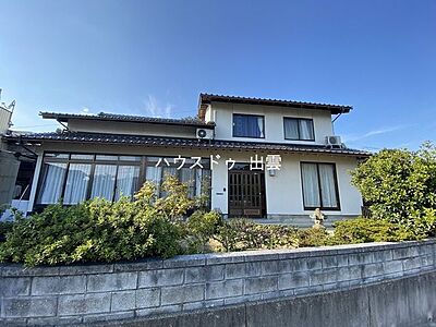 外観:和風の落ち着いた雰囲気の外観です。白い色が清潔感を感じさせます。縁側もあり日の光がたくさん入る明るいお家です。 外観:和風の落ち着いた雰囲気の外観です。白い色が清潔感を感じさせます。縁側もあり日の光がたくさん入る明るいお家です。