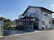 駐車スペースも充分にあります。自転車を置けるスペースもありますので自転車もスッキリと収納できますね。