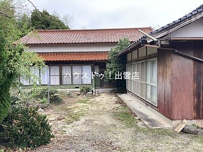 外観：正面が母屋、右側の建物が離れです。