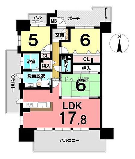 3面バルコニー&プライベートポーチつきの角部屋物件。LDKは南向きバルコニーに面した17.8帖。各居室に収納スペース付きです。