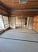 1階和室です。来客が多い際は襖をあけて広く使えるので便利ですね。足を延ばしてお昼寝などもできますので小さいお子様がおられる方ものびのび使えます。