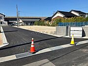 前面道路はゆとりある約6.0mの広さです。開放感たっぷりの分譲地なので、採光や風通しなどにも配慮した間取りを検討いただけます。