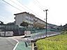 周辺：【東朽網小学校】住宅街から少し離れた場所にあります。周辺では田んぼが広がり景色も良い環境です♪ 975m