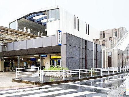【モノレール「城野」駅】再開発が進み発展しました。病院やマンションが立ち並び、駅も綺麗です。近隣には、小・中学校やコンビニがあります。通勤・通学の際も便利な駅です♪ 1214m