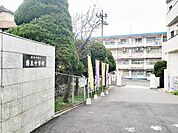 【霧丘中学校】県道264号線を足原方面に向かうと左側にあり、道路から奥の方にあります。比較的人気の中学校です♪ 443m