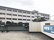 【吉田中学校】吉田小学校、高蔵小学校です。県道25号線の道を挟み、向かいには吉田小学校もあります。 403m