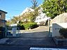 周辺：【守恒小学校】ほとんどが住宅地ですが、大型商業施設含めモノレール沿線にはかなり多くの商店も広がっています♪ 827m