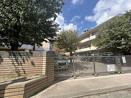 【小倉中央小学校】1991年に小倉小学校と米町小学校が統合して出来た小学校です。ショッピングモール チャチャタウンの近くにあります♪ 1015m