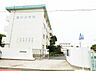 周辺：【湯川小学校】閑静な住宅街に位置し、2023年では新しい家が増えポテンシャルのあるエリアです。病院やスーパー等の商業施設も増え生活環境が充実しています♪ 930m