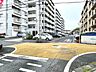 外観：建物と敷地内スペースをあわせて確認できる一枚です。マンション周辺の開け具合や配置が分かります。