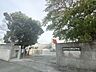 周辺：【三郎丸小学校】北九州市民球場のそばにある小学校です。 特徴的な五差路交差点に面しています。三郎丸の地名「三」を中心に、校章に特徴のある学校です♪ 661m