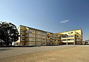 綾瀬市立綾瀬小学校 徒歩9分。 690m