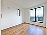 洋室：こちらのお部屋からもバルコニーへ出られます。大きな窓から光が差し込む洋室です。外とのつながりを感じられるため開放感も◎。お洗濯物を干す際のスムーズな家事動線としても重宝しそうな空間です。