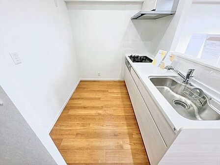 対面式キッチンは家事がしやすいだけでなく、家族とのコミュニケーションが増える人気の間取りです!テレビを見たり、お喋りを楽しみながら作業ができるので、毎日の家事タイムがもっと楽しく特別な時間に