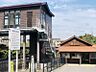 周辺：亀崎駅まで　193m　徒歩約3分　「日本最古の現役駅舎」と紹介される無人駅。自動券売機・自動改札機が整備されています。旧ホームの石積みからも歴史を感じられます。