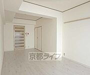 白を基調とした10．8帖の広々とした居室です。
