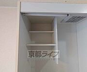 キッチン上に収納スペースがあります。