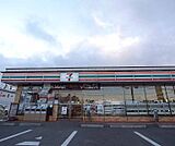 セブンイレブン京都上桂山田口店まで400m 山田口の交差点にあり、車でも徒歩でも入りやすい