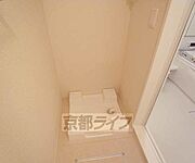 脱衣所に洗濯機が置けます。