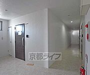 白基調の廊下です。