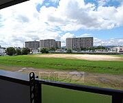 目の前が公園で開放的です。