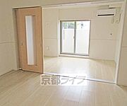 奥行きのある室内です。
