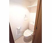 トイレは棚付き。