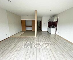 Ｃｏｕｒｔ　ｆｌａｔｓ　ＴＡＮＡＢＥ　1号棟 305 3階2LDKのリビング/ダイニング
