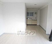 白っぽいお部屋です