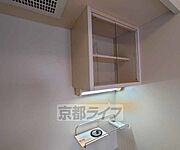 キッチン上に収納棚があります。