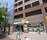 ファミリーマートＪＲ太秦駅前店まで166m 太秦駅の目の前 すごく便利です